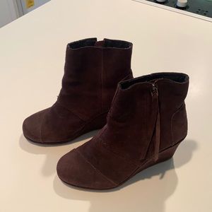 Woman’s Brown suede Toms wedge bootie size 5.5